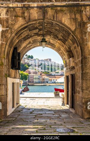 Porta storica per la città medievale di Porto con vista su Vila Nova de Gaia, Porto, Portogallo Foto Stock