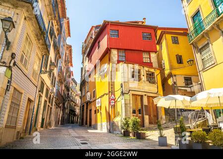 Affascinanti case colorate tradizionali sullo storico argine di Porto, Portogallo Foto Stock