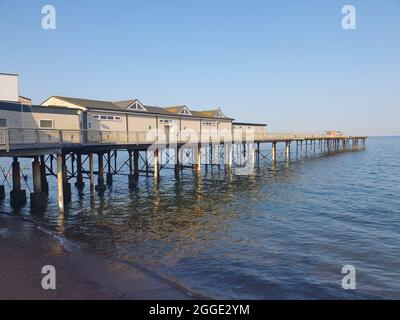 Il Grand Pier è anche conosciuto come Teignmouth Pier sulla costa del Devon Inghilterra, Regno Unito, una popolare città turistica di destinazione turistica e attrattiva Foto Stock