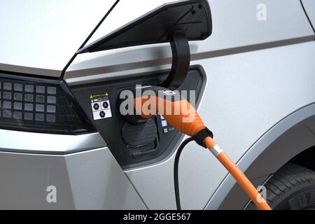 Schleswig, Germania. 18 luglio 2021. Schleswig, una presa di ricarica arancione in una Hyundai Ioniq 5 argentata ed elettrica su un parcheggio elettrico in Friedrich-Ebert-Strasse. Credit: dpa/Alamy Live News Foto Stock