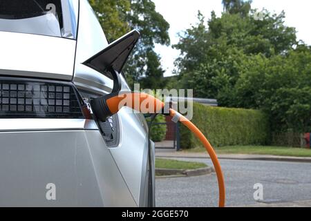 Schleswig, Germania. 18 luglio 2021. Schleswig, una presa di ricarica arancione in una Hyundai Ioniq 5 argentata ed elettrica su un parcheggio elettrico in Friedrich-Ebert-Strasse. Credit: dpa/Alamy Live News Foto Stock