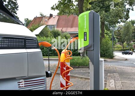 Schleswig, Germania. 18 luglio 2021. Schleswig, una presa di ricarica arancione in un Hyundai Ioniq 5 elettrico d'argento su un parcheggio elettrico in una colonna di ricarica verde di Stadtwerke SH a Friedrich-Ebert-Strasse. Credit: dpa/Alamy Live News Foto Stock