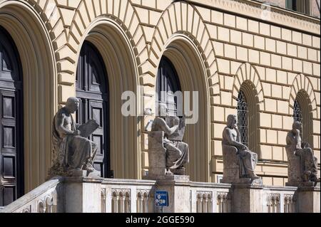 Biblioteca di Stato bavarese del 1843 con le figure di Aristotele, Omero, Tucidide e Ippocrate, Monaco, alta Baviera, Baviera, Germania Foto Stock