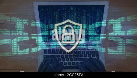 Lucchetto di sicurezza, catena e rete di connessioni contro laptop su superficie di legno Foto Stock