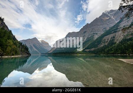 Kinney Lake, montagne innevate che si riflettono nel lago, Whitehorn Mountain, Mount Robson Provincial Park, British Columbia Province, Canada Foto Stock