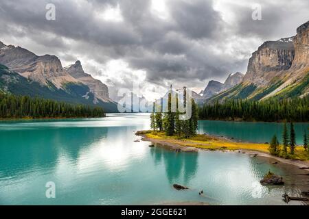 Isola in un lago, Spirit Island nel lago glaciale Maligne Lake, nelle montagne posteriori Mount Paul, Monkhead e Mount Warren, Maligne Valley, Jasper Foto Stock