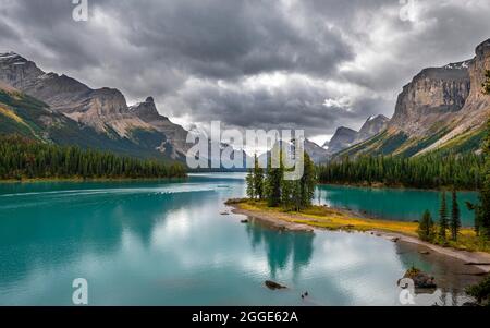 Spirit Island nel blu turchese lago glaciale Maligne Lake, montagne Mount Paul, Monkhead e Mount Warren in autunno, valle Maligne Foto Stock