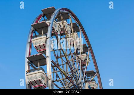 St. Thomas, Ontario, Canada - Luglio 23 2021: Primo piano della ruota di ferro del gruppo di Conklin contro il cielo blu. Foto Stock