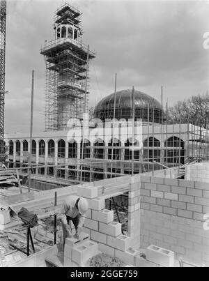 La Moschea Centrale di Londra e il Centro Culturale Islamico, Park Road, Regent's Park, City of Westminster, Greater London Authority, 30/04/1976. Una vista del sito di costruzione della Moschea Centrale di Londra, che mostra un muratore che lavora su pareti interne nella zona residenziale meridionale dell'edificio. Questa immagine è stata catalogata come parte del Breaking New Ground Project in collaborazione con il John Laing Charitable Trust nel 2019-20. Foto Stock