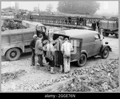 Un gruppo di lavoratori del Laing che utilizza un furgone per la ristorazione in loco nella sezione B3 del cantiere della M1, l'autostrada Londra-Yorkshire. Questa immagine è stata catalogata come parte del Breaking New Ground Project in collaborazione con il John Laing Charitable Trust nel 2019-20. Foto Stock