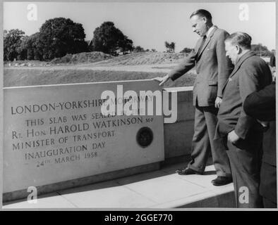 Harold Watkinson, il ministro dei Trasporti e dell'aviazione civile, esaminando la lastra di inaugurazione a Slip End durante un tour della London to Yorkshire Motorway (M1). Questa immagine è stata catalogata come parte del Breaking New Ground Project in collaborazione con il John Laing Charitable Trust nel 2019-20. Foto Stock