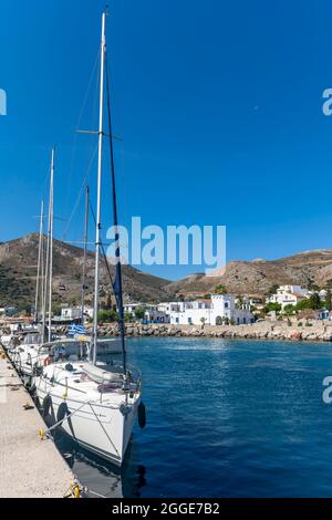 Barche a vela nel porto di Livadia sull'isola di Tilos, Dodecaneso, Grecia Foto Stock