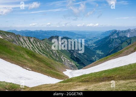 Vista della valle del Trettach vicino a Oberstdorf, Allgaeu Alps, Allgaeu, Baviera, Germania Foto Stock