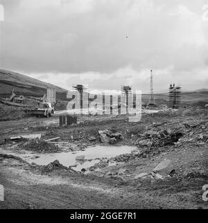 Una vista della costruzione dell'autostrada M6 attraverso la Gola di Lune, che mostra la costruzione di un viadotto, probabilmente il viadotto Lawtland House che porta la A685 sopra la M6. I lavori sulla sezione Lune Gorge dell'autostrada M6 tra Killington e Tebay (Junction 37 - Junction 38) sono stati eseguiti da John Laing Construction Ltd. I lavori sono iniziati nell'ottobre 1967 e l'autostrada è stata aperta al traffico nell'ottobre 1970. Su questo tratto della M6 sono stati costruiti 20 ponti e 17 colvert attraverso fiumi e ruscelli. Il viadotto di Lawtland House si trova al riferimento della griglia NY6116502666 e porta la re Foto Stock