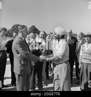 Harold Watkinson, il Ministro dei Trasporti e dell'Aviazione civile, scuotendo le mani con il lavoratore J. Singh, durante una visita all'autostrada di Londra nello Yorkshire (la M1). L'edizione di ottobre 1959 della newsletter della società Team Spirit afferma che J. Singh ha lavorato alla sezione A dell'autostrada. Foto Stock