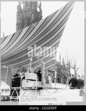 Vista di sua Maestà la Regina e il Duca di Edimburgo alla cerimonia di posa in pietra della Cattedrale di Coventry. Dopo il bombardamento della Cattedrale di Coventry nel novembre 1940, nel 1950 è stato lanciato un concorso per trovare un progetto per una nuova cattedrale. Il progetto vincente è stato di Sir Basil Spence (1907-1976) da uno degli oltre 200 disegni presentati. Tra la metà degli anni '50 e il 1962 si svolsero lavori di costruzione. La regina Elisabetta II pose la pietra di fondazione il 23 marzo 1956. Foto Stock