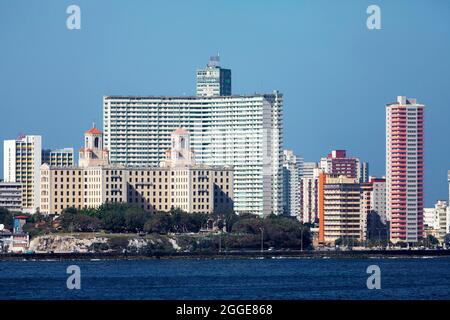 Ingresso del porto, strada lungomare Malecon, Hotel Nacional de Cuba sulla sinistra, alti edifici residenziali dietro, capitale Havana, Havana Foto Stock