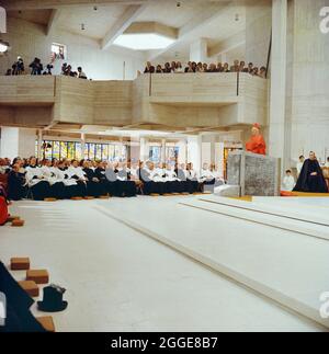 Il Cardinale John Heenan, Arcivescovo di Westminster, si rivolge alla Congregazione nella Cattedrale di Clifton durante la cerimonia di consacrazione. Questa cattedrale cattolica romana è stata progettata da Ronald Weeks, e S Jennett e Antoni Poremba della Percy Thomas Partnership. Fu costruita da John Laing &amp; Son Limited tra il 1969-1973 ed è stata costruita utilizzando pannelli in calcestruzzo prefuso e calcestruzzo in situ. Nel 1974 ha ricevuto il Premio concreto dalla Società concreta. Foto Stock