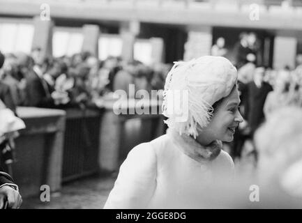 Un ritratto della regina Elisabetta II sul sito barbicano il giorno del suo anniversario di nozze d'argento, durante una visita per svelare la pietra di fondazione per il nuovo Centro delle Arti. La regina Elisabetta II e i membri della famiglia reale, tra cui il principe Filippo, il principe Carlo e la principessa Anna, hanno visitato il sito barbicano il 20 novembre 1972. Questa data è stata l'anniversario delle nozze d'argento della Regina Elisabetta II e del Principe Filippo. Durante la visita, la Regina ha svelato la pietra di fondazione per il nuovo Centro delle Arti, ambientato in quello che sarebbe diventato il principale approccio pedonale al centro. Foto Stock