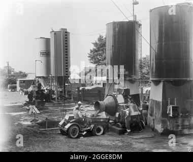 L'impianto di betonaggio del calcestruzzo presso la fabbrica di barbabietole da zucchero Allscott visto durante la costruzione di due silos di zucchero. Una fabbrica di barbabietole da zucchero si trovava ad Allscott dal 1927 fino alla sua chiusura nel 2007. Laing costruì qui due silos di zucchero nel 1961 per la British Sugar Corporation che era proprietaria del sito. Ogni silo era in grado di immagazzinare 10,000 tonnellate di zucchero granulato e al momento della loro costruzione, erano le più alte che Laing aveva costruito finora utilizzando casseforme scorrevoli. Foto Stock