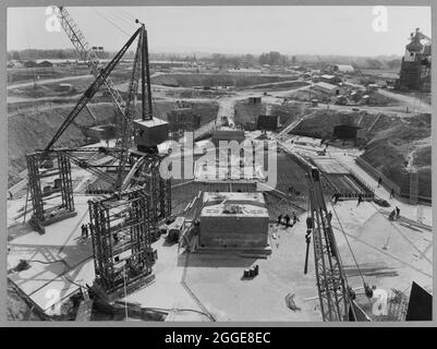 Una vista che guarda ad est sul reattore n.1 durante la costruzione della centrale nucleare di Berkeley. La centrale nucleare di Berkeley è stata la prima centrale nucleare commerciale nel Regno Unito e una delle prime generazioni di reattori nucleari in Gran Bretagna. Aveva due reattori Magnox ed era una delle quattro stazioni situate vicino alla foce del fiume Severn e del canale di Bristol. I Laing sono stati gli ingegneri civili del progetto, con lavori che iniziano il 7 gennaio 1957. La centrale nucleare è entrata in servizio nel 1962, ma da allora è stata smantellata a seguito della sua chiusura nel 1989. Foto Stock