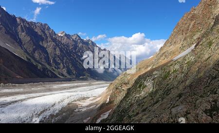 Ghiacciaio di Bezengi e il paesaggio glaciale. Gamma Caucasica principale. 'SMall Himalayas', Muro di Bezengi, Kabardino-Balkaria, Russia. Foto Stock