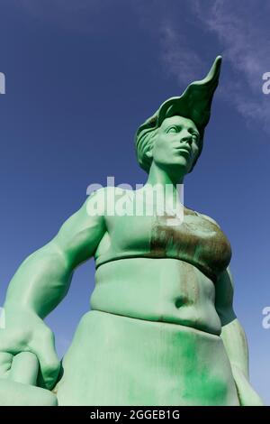 Donna verde con acconciatura Storm, gruppo di sculture in viaggio giganti nel vento, installazione da parte dell'artista Martin Wolke, stazione di piazzale Foto Stock