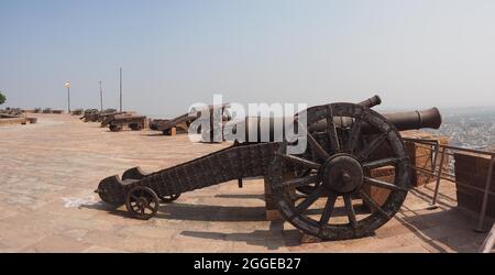 Cannoni sui bastioni di Mehrangarh Fort, Meherangarh Fort, Jodhpur, Rajasthan, India Foto Stock