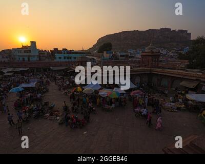 Atmosfera serale nel mercato di Sardar, la città vecchia e Mehranghar Fort, Jodhpur, Rajasthan, India Foto Stock