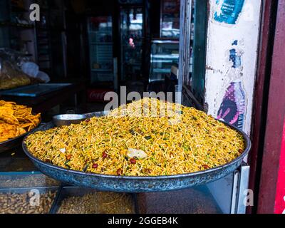 Spuntino di verdure in una ciotola, mercato di Sardar, Città Vecchia, Jodhpur, Rajasthan, India Foto Stock