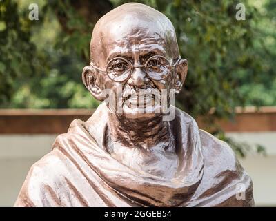 Statua di Mahatma Gandhi, al Raj Ghat memoriale o Gandhi Samadhi memoriale, sito della cremazione di Gandhi, Delhi, India Foto Stock