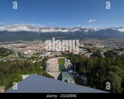 Vista dal Bergisel salta giù per lo stadio, dietro di esso la città di Insbruck, all'orizzonte la Nordkette, Innsbruck, Tirolo, Austria Foto Stock