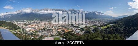 Vista dal Bergisel salta giù per lo stadio, dietro di esso la città di Insbruck, all'orizzonte la Nordkette, Innsbruck, Tirolo, Austria Foto Stock