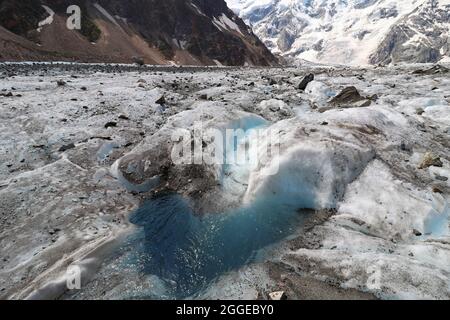 Ghiacciaio di Bezengi e il paesaggio glaciale. Gamma Caucasica principale. 'SMall Himalayas', Muro di Bezengi, Kabardino-Balkaria, Russia. Foto Stock