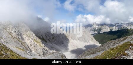 Vista dall'Hafelekarspitze alle vette delle montagne del Karwendel, vicino Innsbruck, Tirolo, Austria Foto Stock