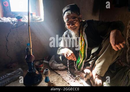 Sufi uomo che ha fatto uccidere tutta la sua famiglia dai talebani, Balkh, Afghanistan Foto Stock