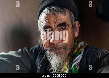 Sufi uomo che ha fatto uccidere tutta la sua famiglia dai talebani, Balkh, Afghanistan Foto Stock