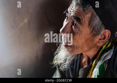 Sufi uomo che ha fatto uccidere tutta la sua famiglia dai talebani, Balkh, Afghanistan Foto Stock