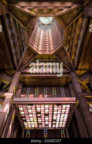 Interno della torre lanterna della chiesa di San Giuseppe da parte dell'architetto francese Auguste Perret a le Havre, Francia. Foto Stock