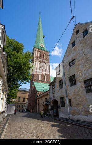 Riga, Lettonia. 2021 agosto. Il campanile della Cattedrale cattolica di San Giacobbe nel centro della città Foto Stock