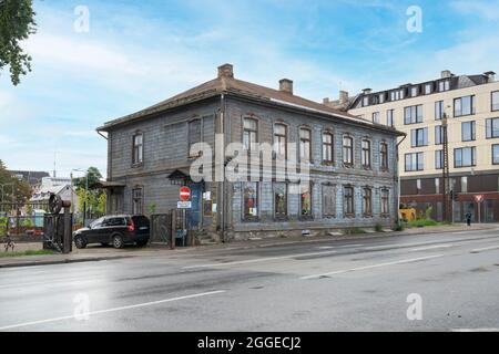 Riga, Lettonia. Agosto 2021. Vista sulle tipiche case in legno nel centro della città Foto Stock