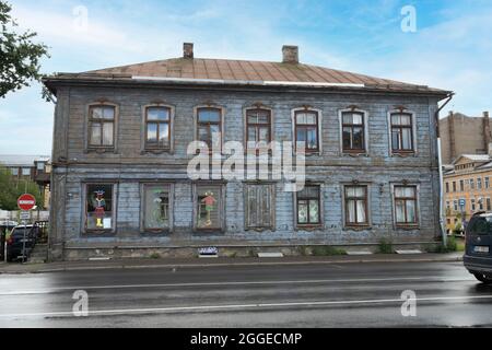 Riga, Lettonia. Agosto 2021. Vista sulle tipiche case in legno nel centro della città Foto Stock