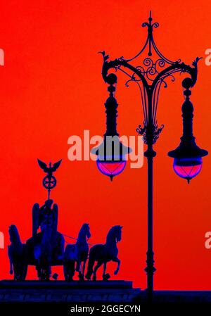 Fotografia sperimentale basata sulla Quadriga sulla porta di Brandeburgo con la vecchia lanterna a gas di Berlino, Pariser Platz, Berlino, Germania Foto Stock