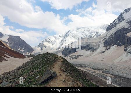 Ghiacciaio di Bezengi e il paesaggio glaciale. Gamma Caucasica principale. 'SMall Himalayas', Muro di Bezengi, Kabardino-Balkaria, Russia. Foto Stock