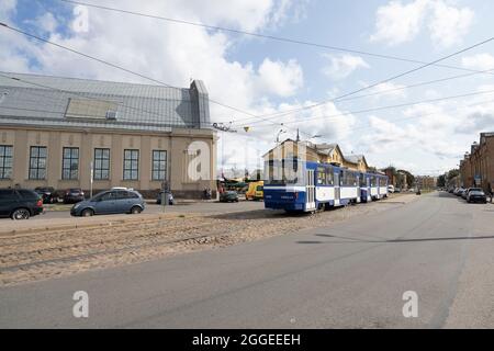 Riga, Lettonia. Agosto 2021. Un tram per le strade del centro città Foto Stock