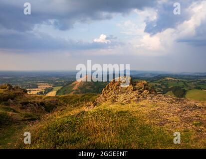 Viste incredibili dalla cima della collina di Caer Caradoc vicino a Church Stretton sulle colline di Shropshire, West Midlands, Inghilterra Foto Stock