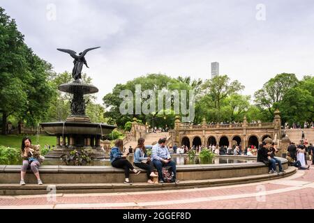 New York City, New York - 12 giugno 2021: Vista di Central Park nel centro di Manhattan con la gente vista in un tipico Sabato pomeriggio. Foto Stock