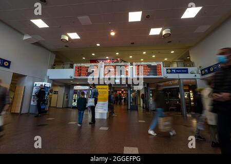 Riga, Lettonia. Agosto 2021. Vista della sala interna della stazione ferroviaria nel centro della città Foto Stock