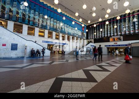 Riga, Lettonia. Agosto 2021. Vista della sala interna della stazione ferroviaria nel centro della città Foto Stock