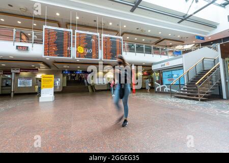 Riga, Lettonia. Agosto 2021. Vista della sala interna della stazione ferroviaria nel centro della città Foto Stock